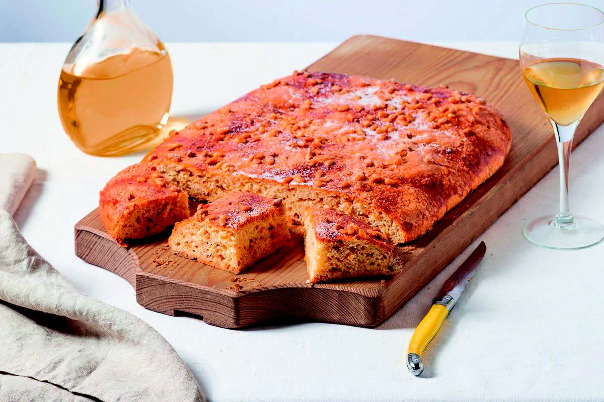 Coca de llardons, plat típic per Carnaval. FOTO: Cedida