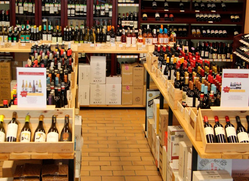 Interior de la botiga de vins de Sant Cugat, Vins Noe. FOTO: Cedida