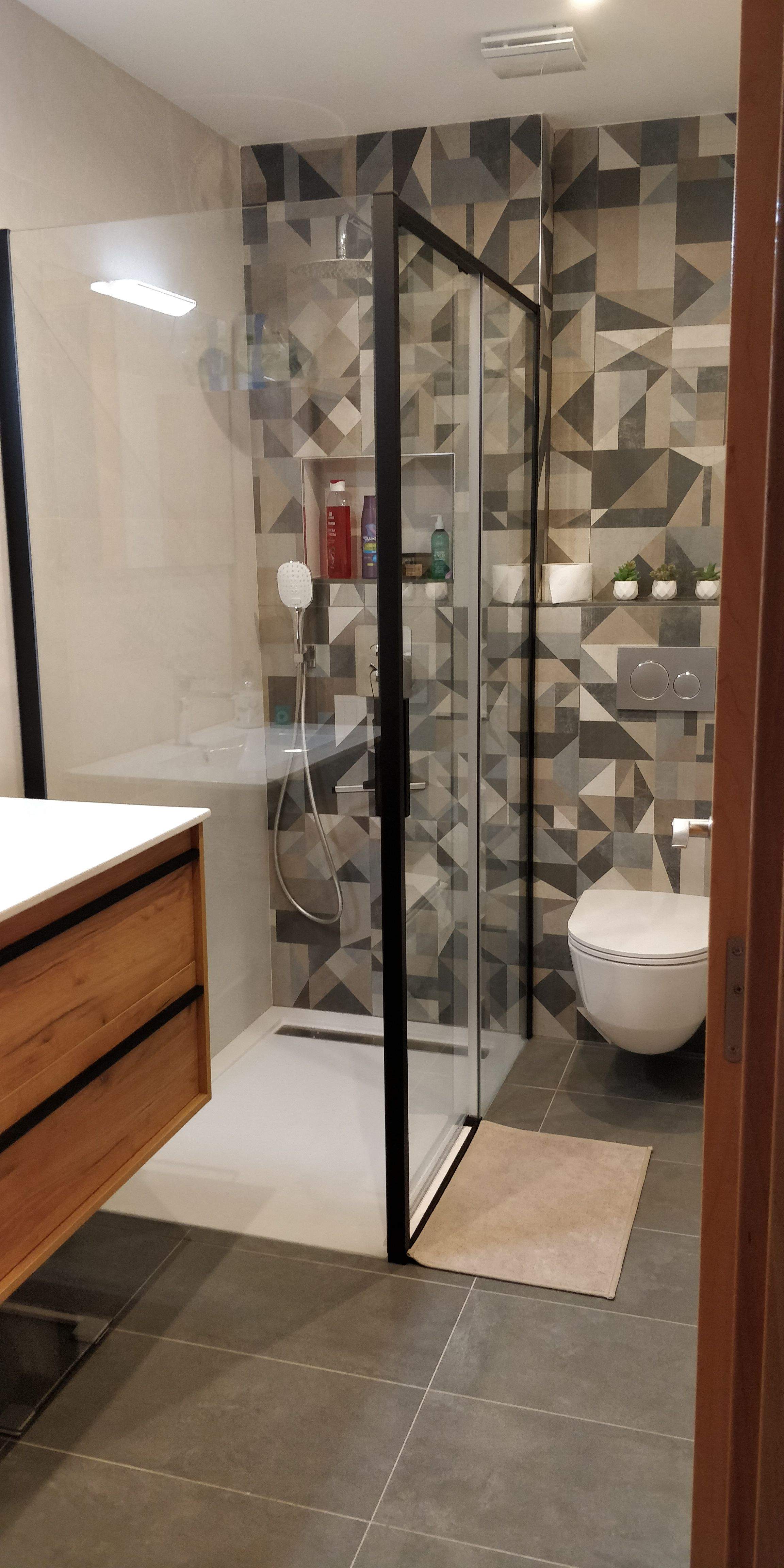 El lavabo amb una paret geomètrica FOTO: Cedida