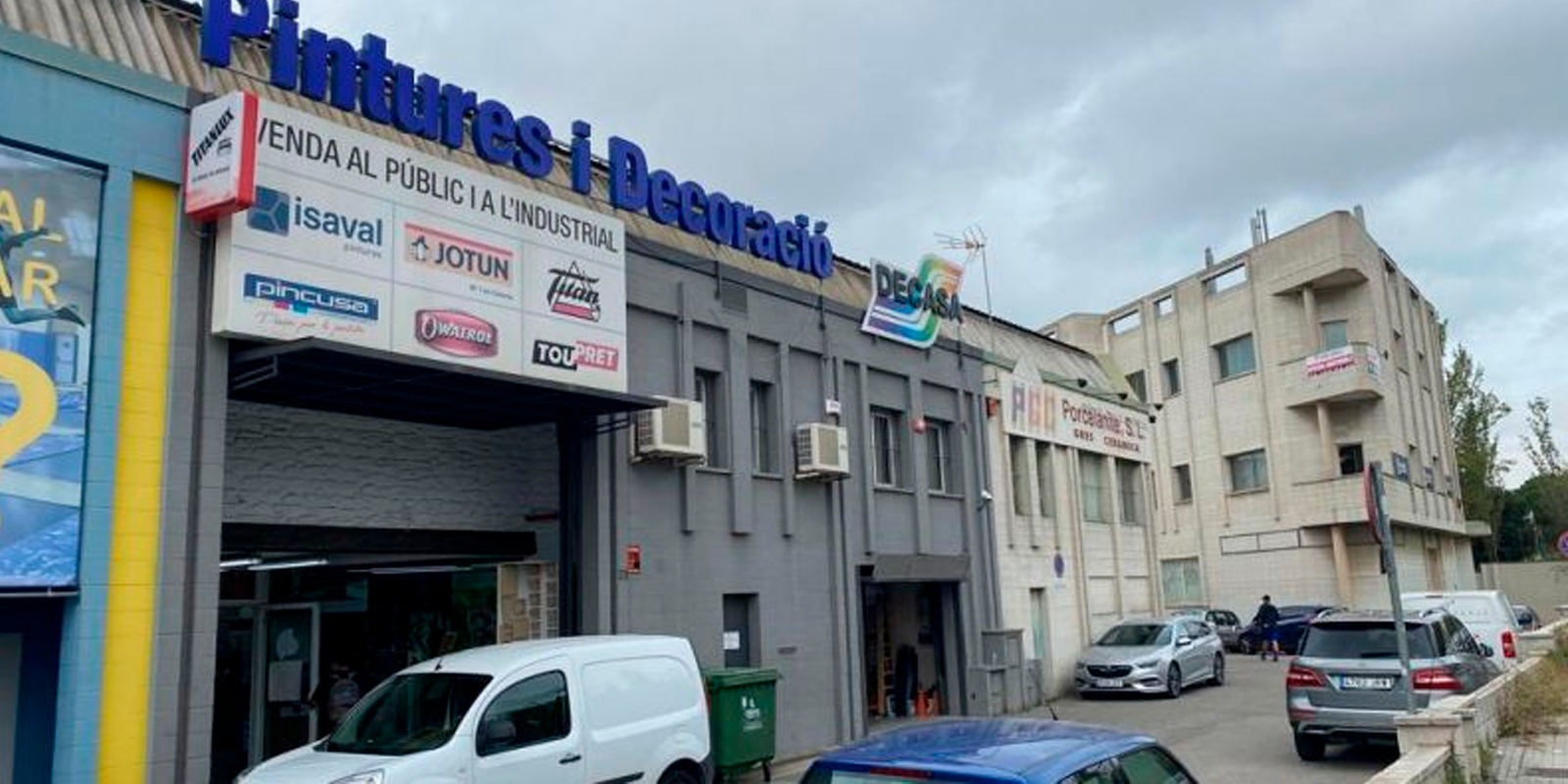 Façana de la botiga Decasa pintures a Sant Cugat. FOTO: Cedida