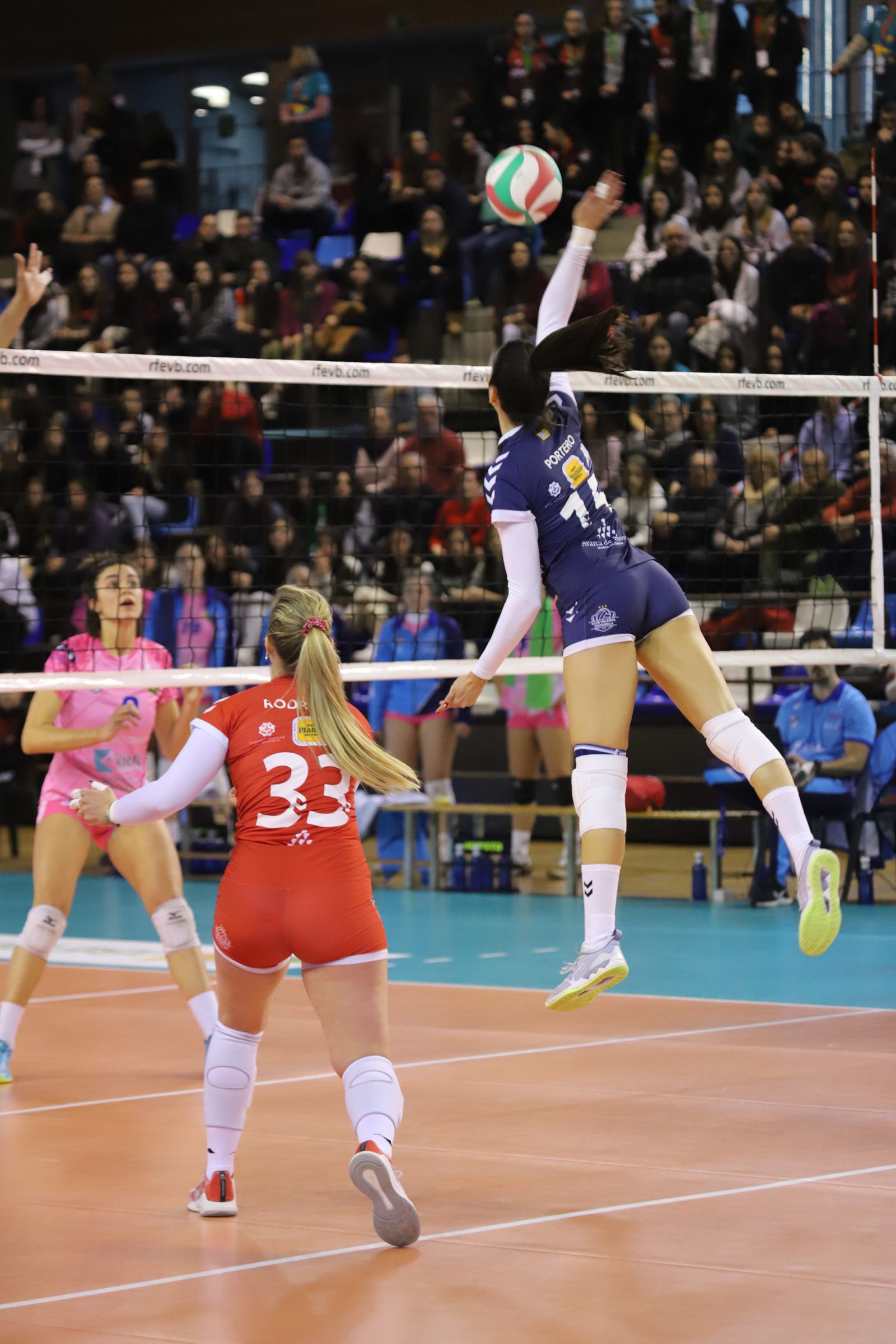 El CV Kiele Socuéllamos i l'Avarca de Menorca han disputat els primers quarts de final de la Copa de la Reina de voleibol que es disputa a Sant Cugat. FOTO: Mireia Norberto