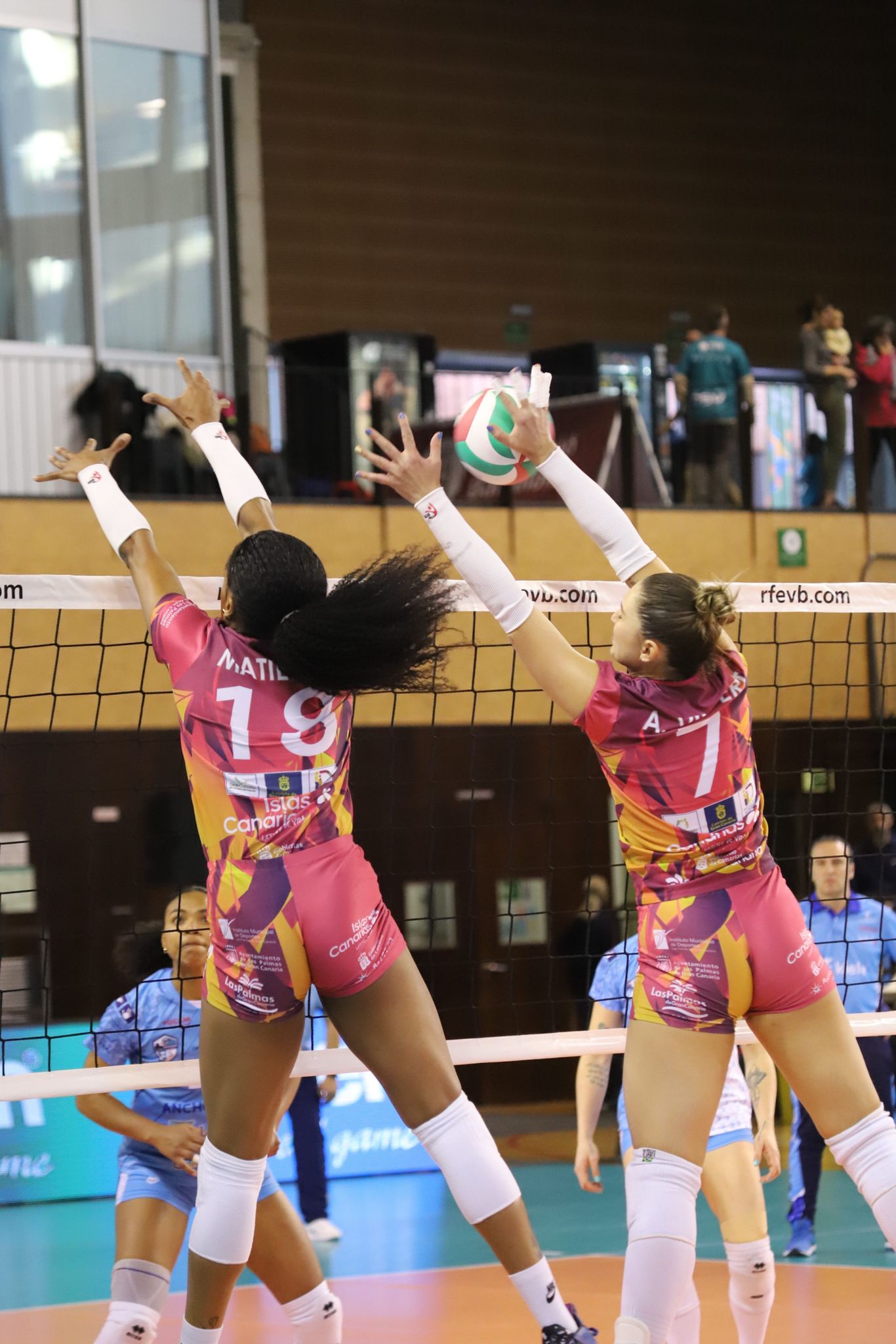 La primera semifinal de la Copa de la Reina l'han disputat el CV Hidramar Gran Canaria i el CV Kiele Socuéllamos. FOTO: Mireia Norberto