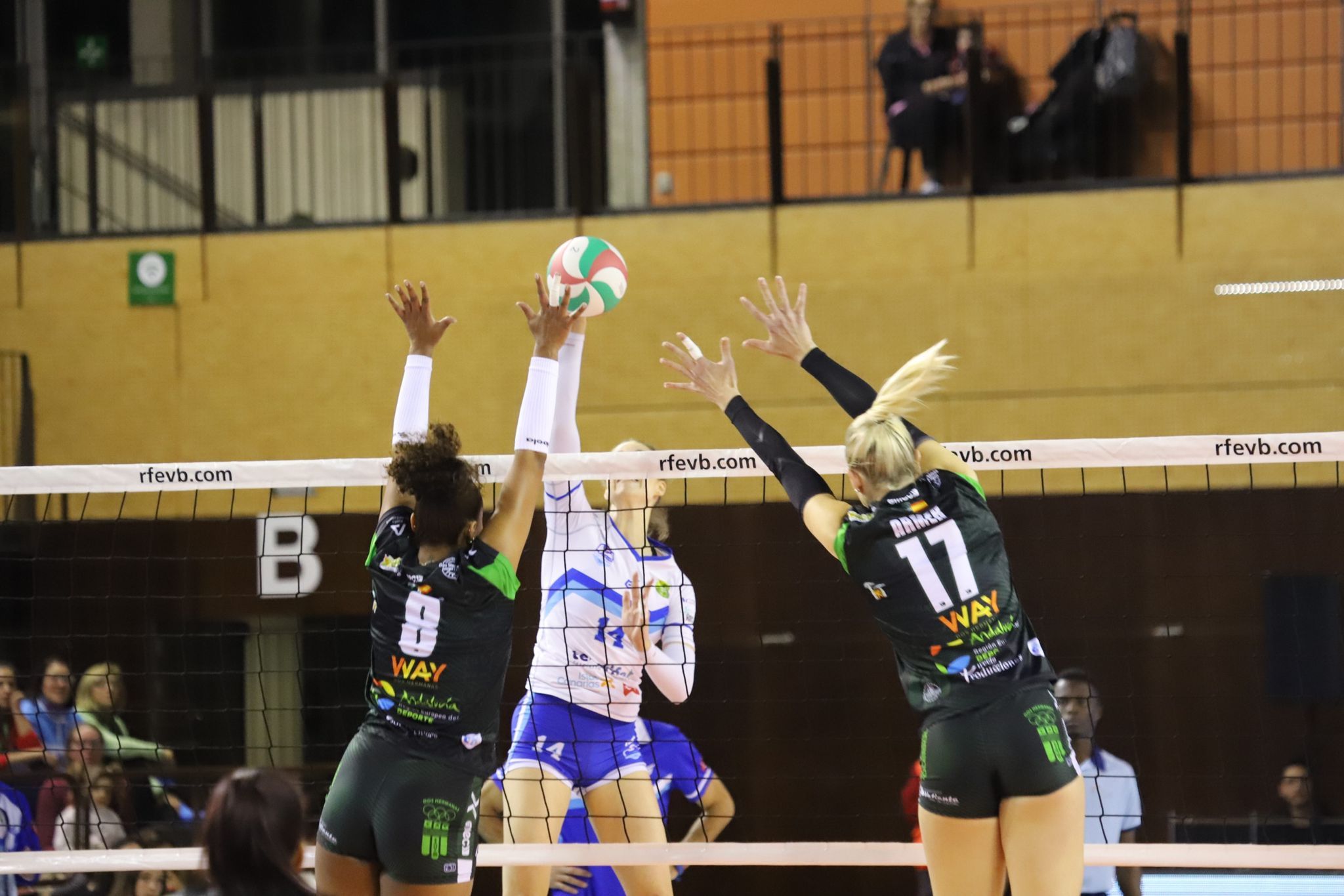 El Cajasol Vóley Dos Hermanas va ser el butxí del DSV Club Voleibol Sant Cugat en els quarts de final de la Copa de la Reina. FOTO: Mireia Norberto