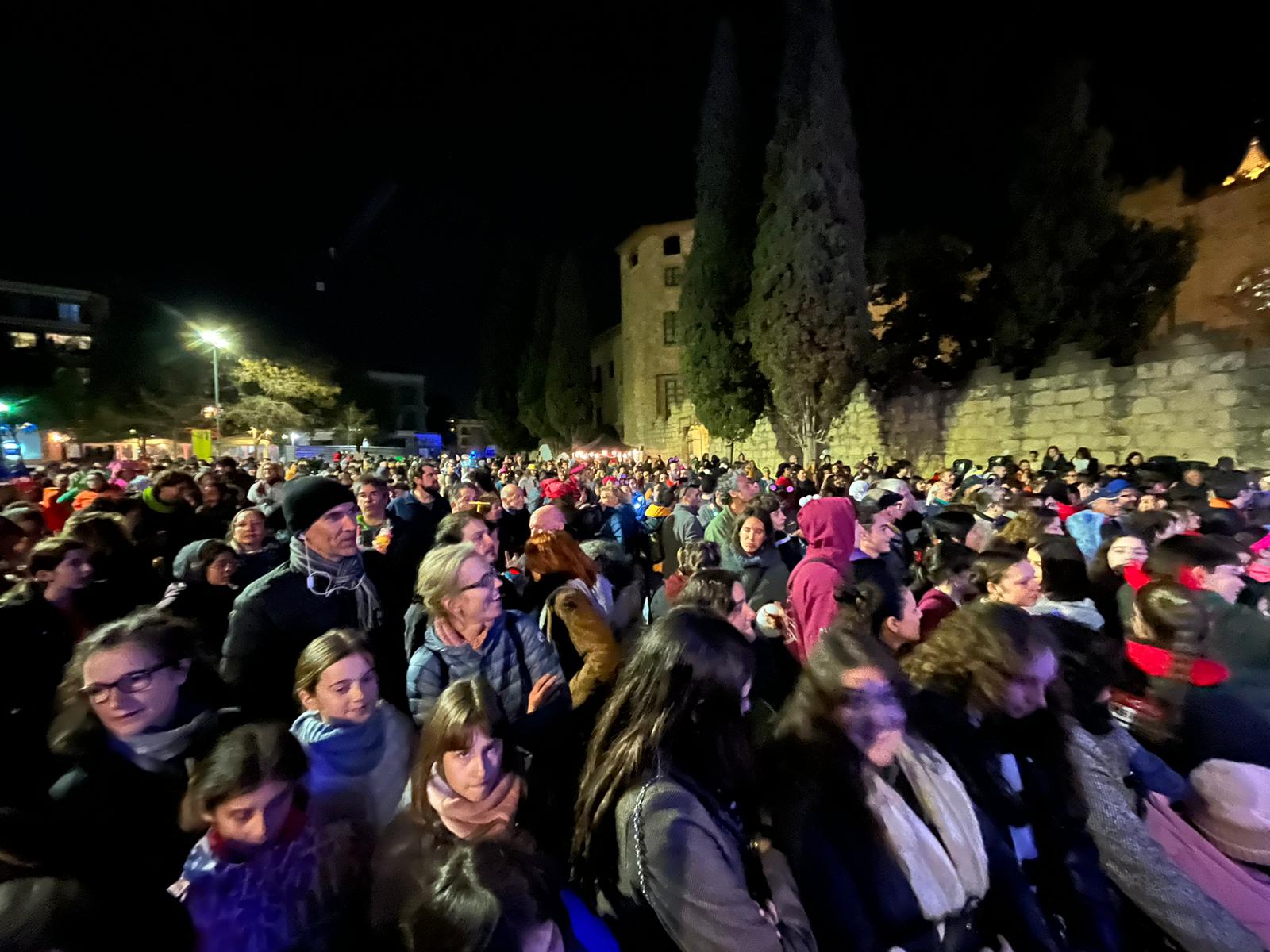 Gent arreplegada a la plaça d'Octavià esperant les comparses. Foto: Ale Gómez