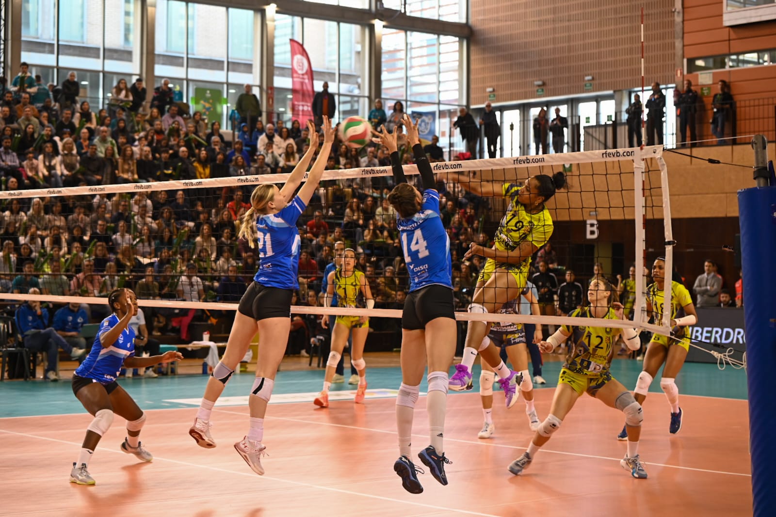El CV Tenerife Libby's La Laguna i el CV Hidramar Gran Canaria han jugat la final de la Copa de la Reina de voleibol. FOTO: Ajuntament