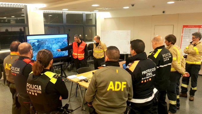 El centre de comandament de la recerca de la dona desapareguda es va establir a l'EMD de Valldoreix. FOTO: Twitter Ajuntament