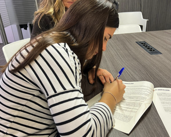 Adriana Ranera signa el seu primer contracte professional amb el FC Barcelona. FOTO: Cedida