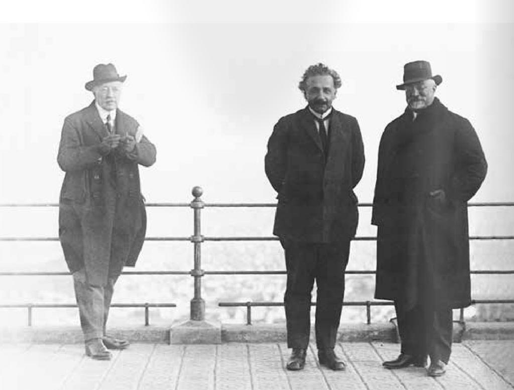 D'esquerra a dreta: Antoni Utrillo, Albert Einstein i el president de la Mancomunitat  Josep Puig i Cadafalch, al mirador del Tibidabo. FOTO: Casimiro Lana