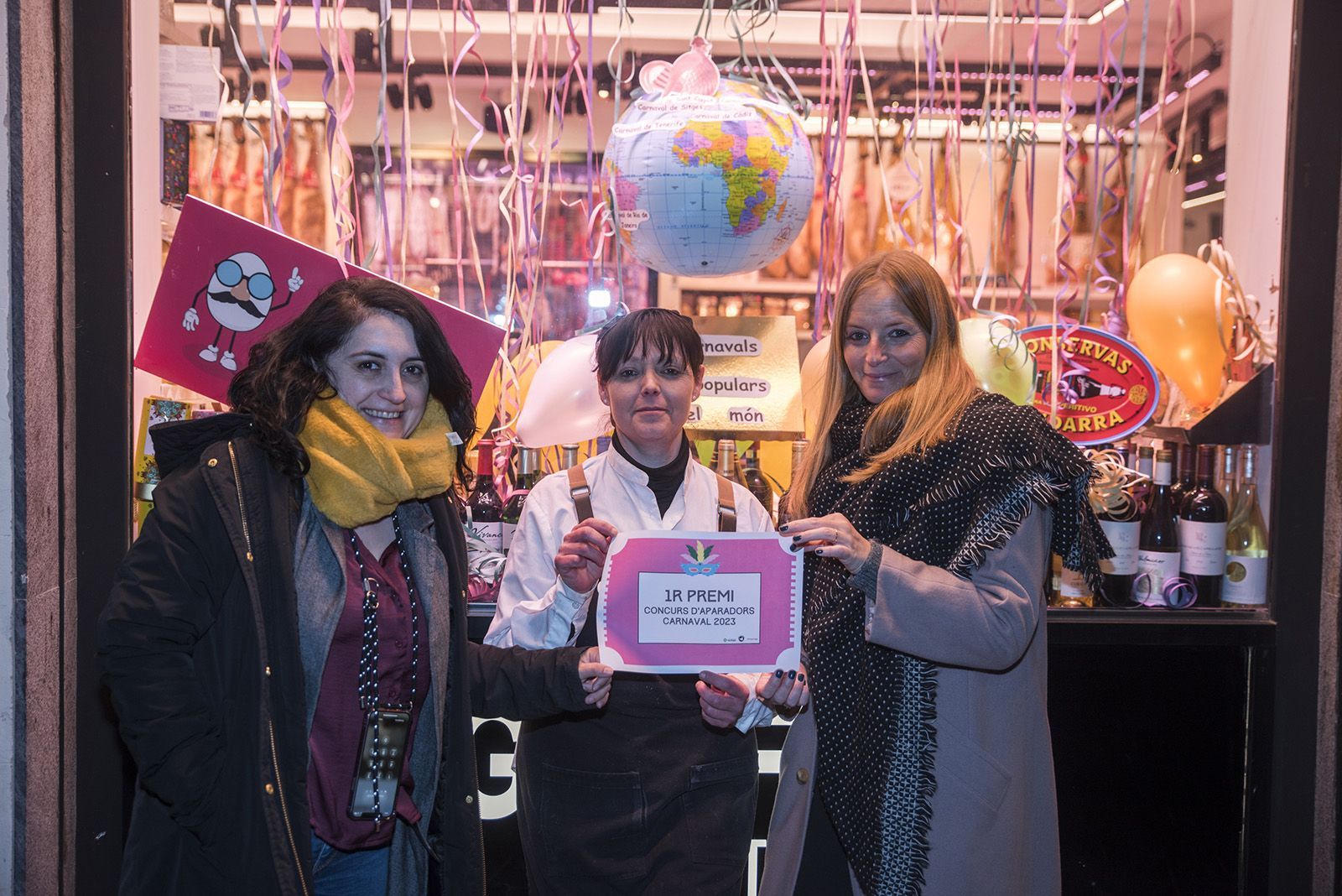 El TOT Sant Cugat i la Comissió de Carnaval han entregat el premi a Griful pel seu aparador. Foto: Bernat Millet