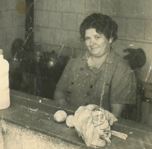 L'Antonia Cardellà a la cuina del Bar Andrés. Foto: Cedida