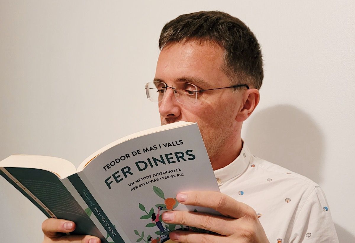 Teodor de Mas amb el seu llibre "Fer diners. Un mètode judeocatalà per estalviar i fer-se ric". Foto: Teodor de Mas
