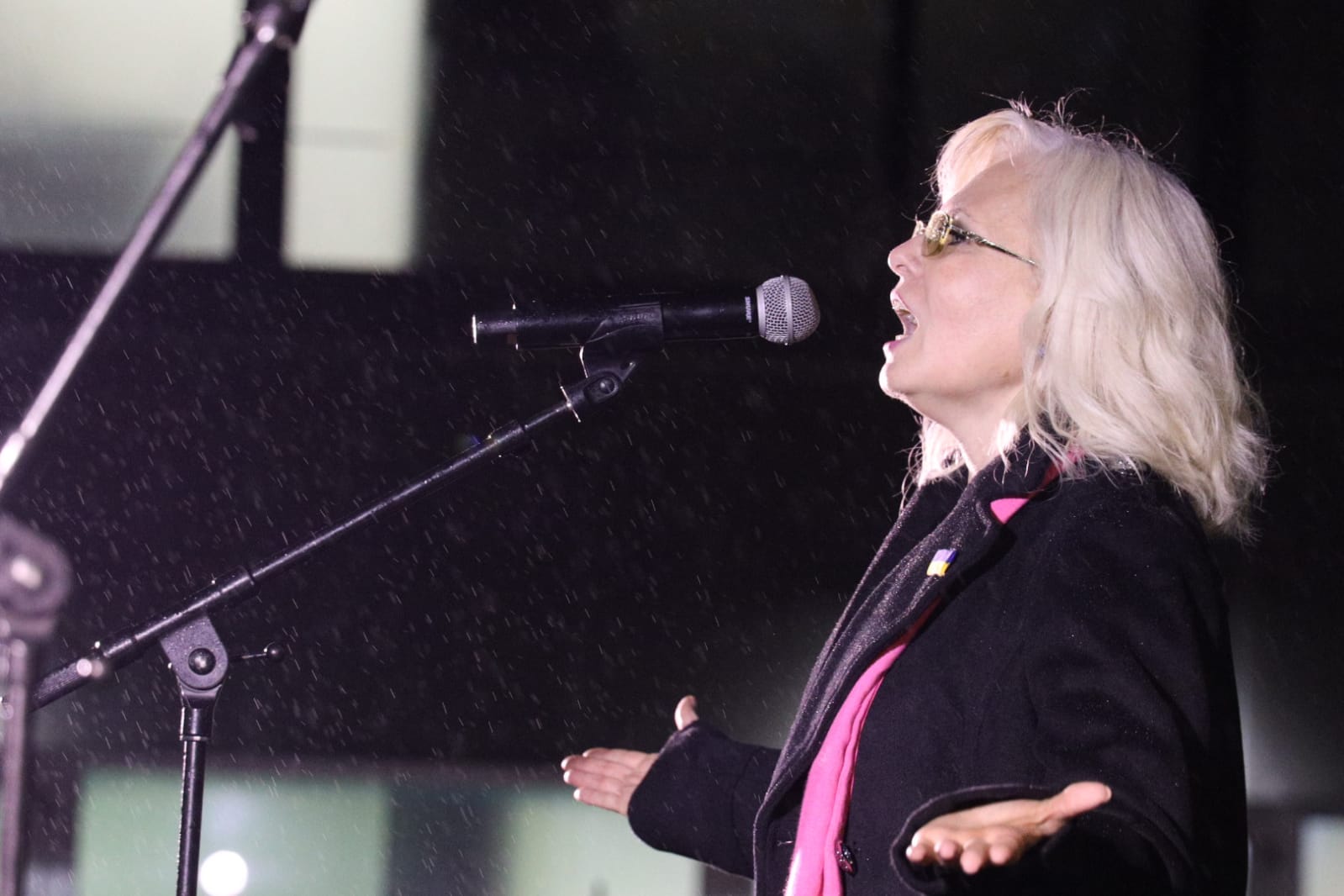 La cantant d'òpera ucraïnesa Inna Andrash a la concentració en contra de la guerra. Foto: Ajuntament