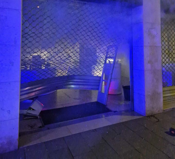 Els lladres van utilitzar un cotxe robat per encastar-lo contra l'aparador de l'establiment. FOTO: Twitter Ajuntament