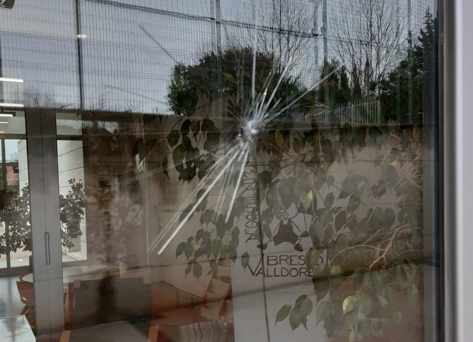 Un dels vidres trencats de l'Escola Bressol de Valldoreix FOTO: EMD
