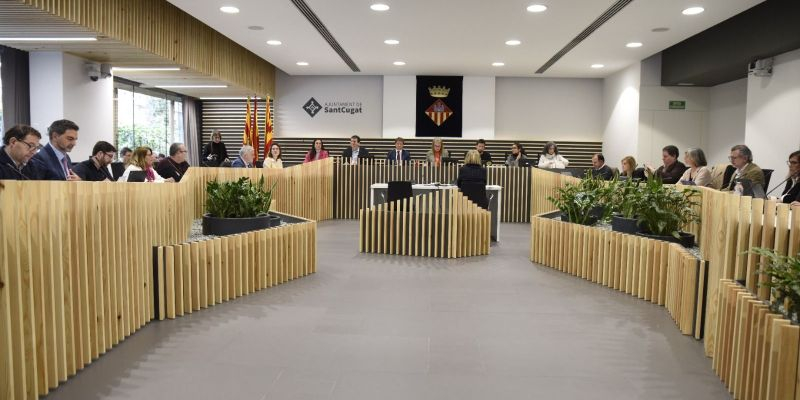 La nova sala de plens de l'ajuntament de Sant Cugat ha ampliat la seva superfície i s'ha preparat per al futur agument de regidors. FOTO: Bernat Millet