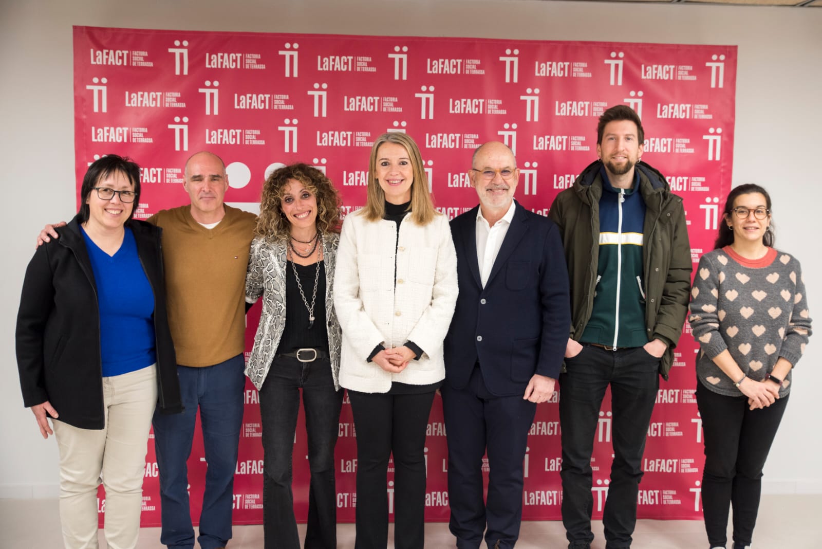 Foto de família durant la inauguració de laFACT (d'esquerra a dreta) Membres de laFACT, alcaldessa Mireia Ingla (centre), Xavier Queralt  president de laFACT, Marco Simarro tinent d'alcaldia de Drets Socials i Esther Madrona, Tinent d'alcaldia de Cultura. FOTO: Ajuntament