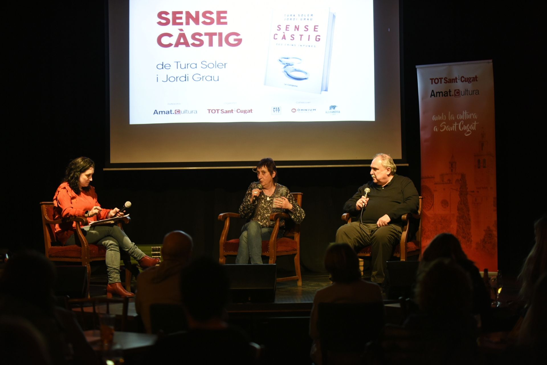 Àgata Guinó, directora adjunta del TOT, i els periodistes Tura Soler i Jordi Grau, autors del llibre 'Sense Càstig'. Foto: Bernat Millet