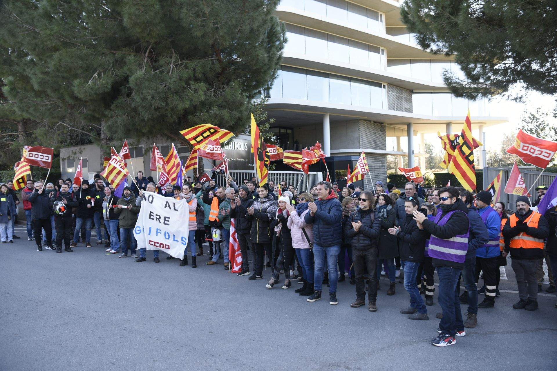Concentració a la seu de Grifols a Sant Cugat contra els acomiadaments FOTO: Bernat Millet