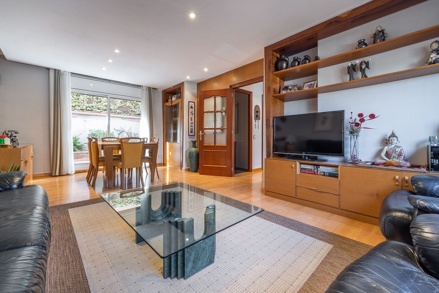 Saló-menjador de la casa adossada del Parc Central de Sant Cugat de la immobiliària Vivendex. FOTO: Cedida