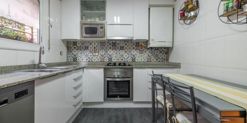 Cuina de la casa adossada del Parc Central de Sant Cugat de la immobiliària Vivendex. FOTO: Cedida