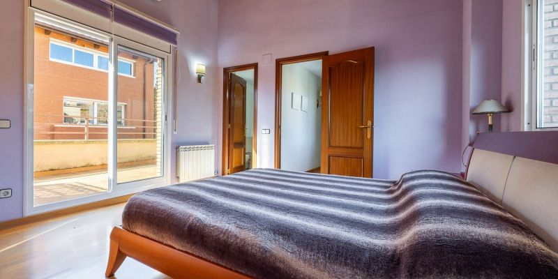 Dormitori de la casa adossada del Parc Central de Sant Cugat de la immobiliària Vivendex. FOTO: Cedida