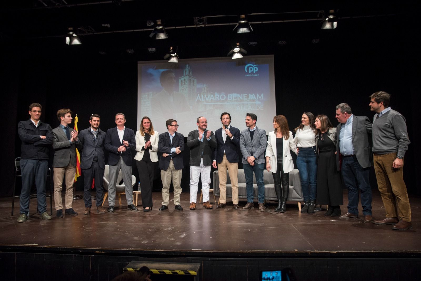 Benejam al centre amb Fernández, Reyes i els membres del PP Sant Cugat FOTO: Bernat Millet