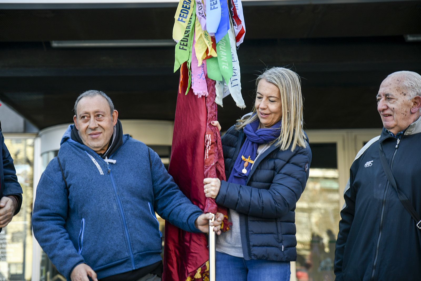 Recepció de l'alcaldessa als Banderers a la plaça de la Vila. FOTO: Bernat Millet.