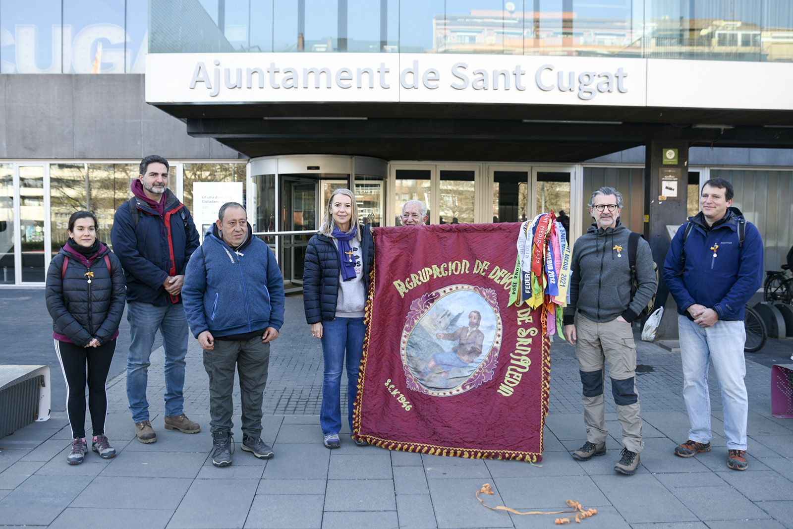 Recepció de l'alcaldessa als Banderers a la plaça de la Vila. FOTO: Bernat Millet.