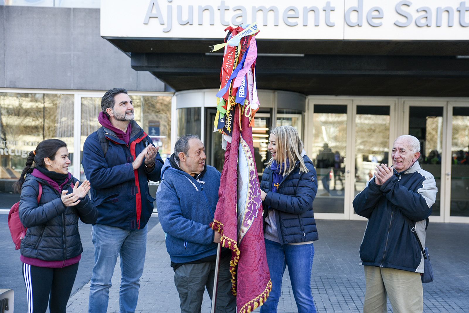 Recepció de l'alcaldessa als Banderers a la plaça de la Vila. FOTO: Bernat Millet.