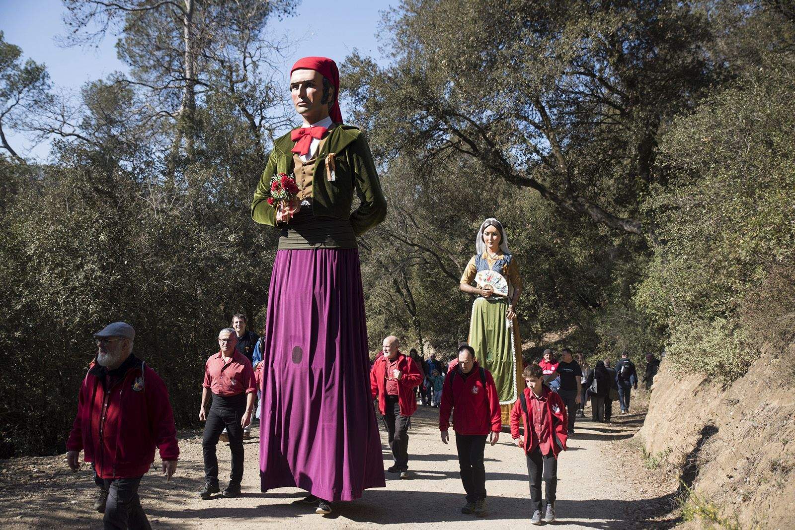 Els Geganters pujant el camí de Sant Medir. FOTO: Bernat Millet.
