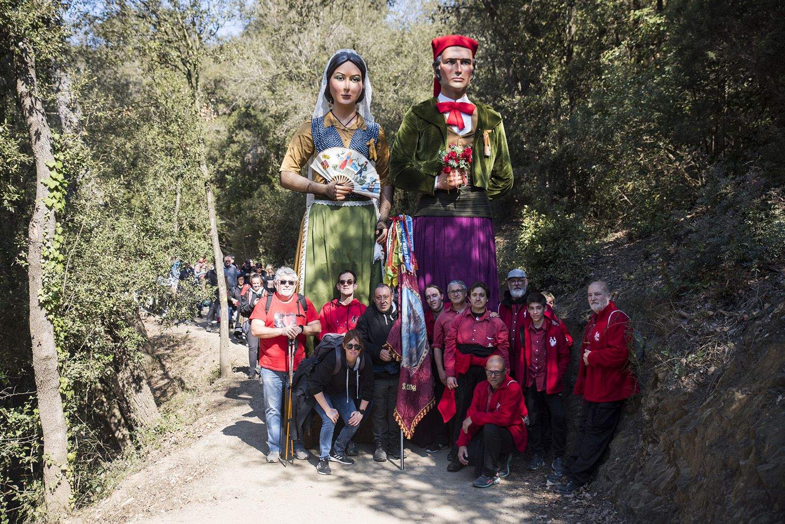 Els Geganters pujant el camí de Sant Medir. FOTO: Bernat Millet