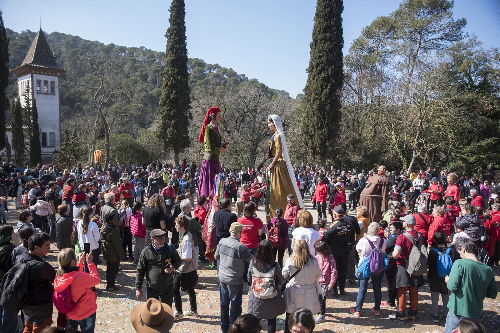Centenars de persones han participat en l'Aplec de Sant Medir. FOTO: Bernat Millet.