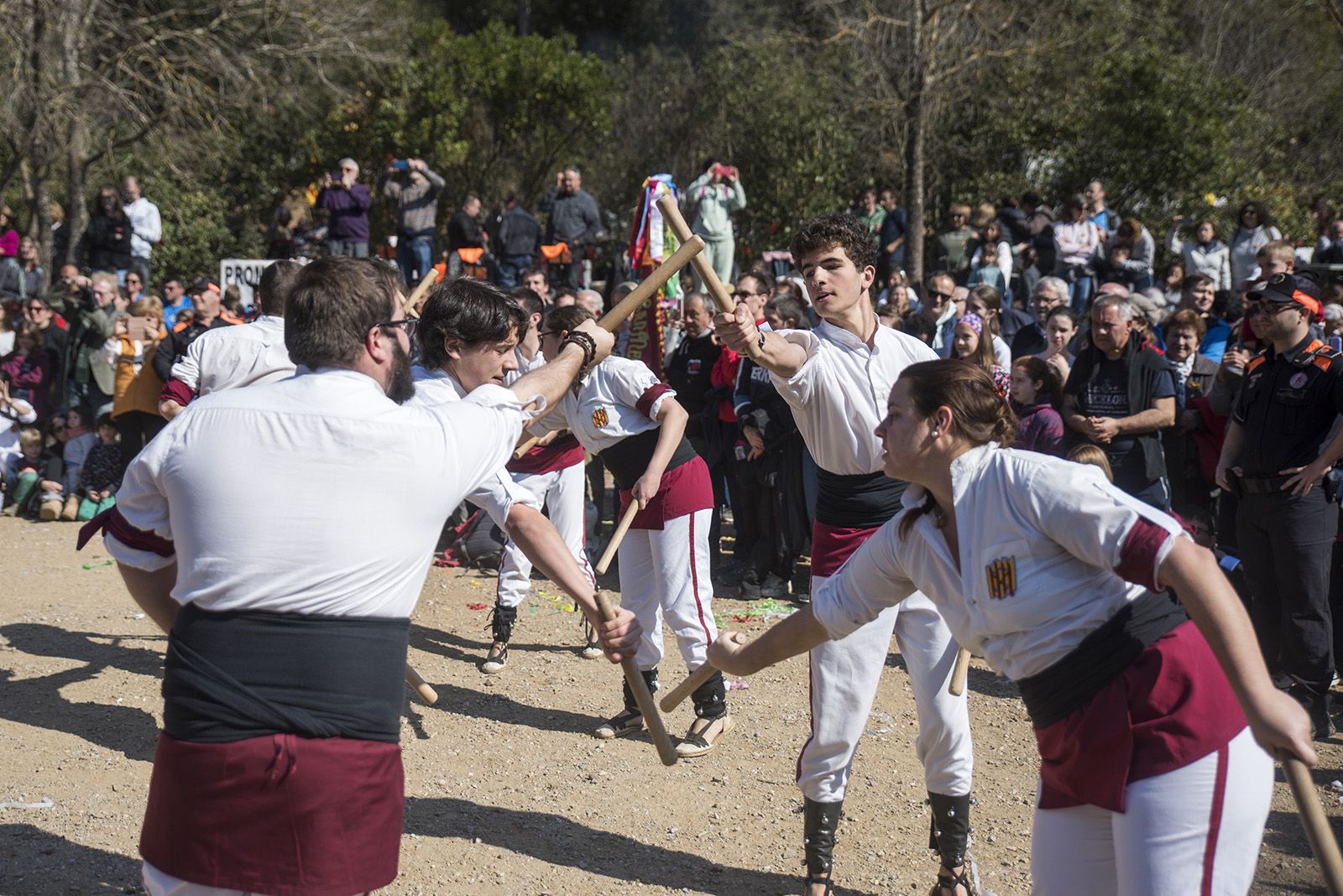 Els bastoners a Sant Medir. FOTO: Bernat Millet.
