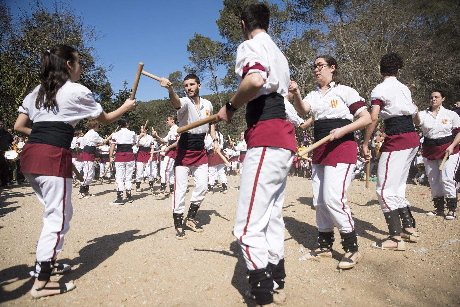 Els bastoners a Sant Medir. FOTO: Bernat Millet.