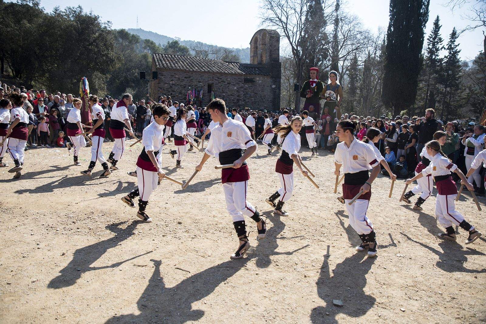Els bastoners a Sant Medir. FOTO: Bernat Millet.