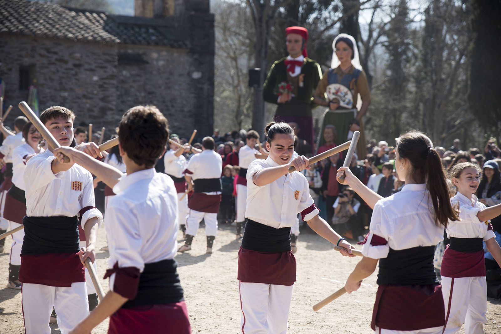 Els bastoners a Sant Medir. FOTO: Bernat Millet.
