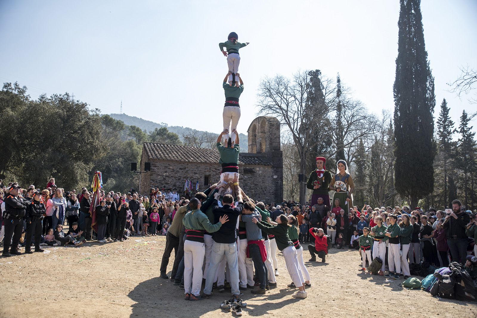 Els Castellers a Sant Medir. FOTO: Bernat Millet.