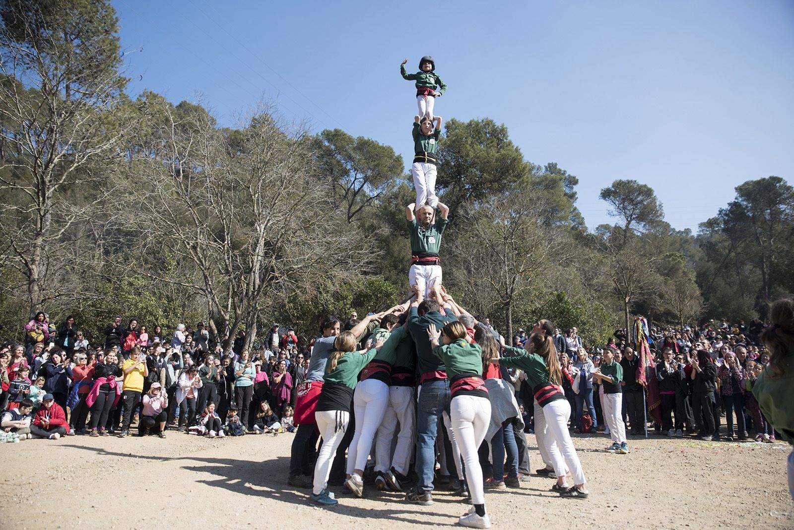 Els Castellers a Sant Medir. FOTO: Bernat Millet.