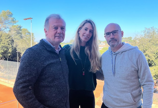 Joan Carles Pradell, Laura Grau i Roger Badía, d'esquerra a dreta, en la signatura del conveni entre el Club Esportiu Valldoreix i el TOT. FOTO: Cedida