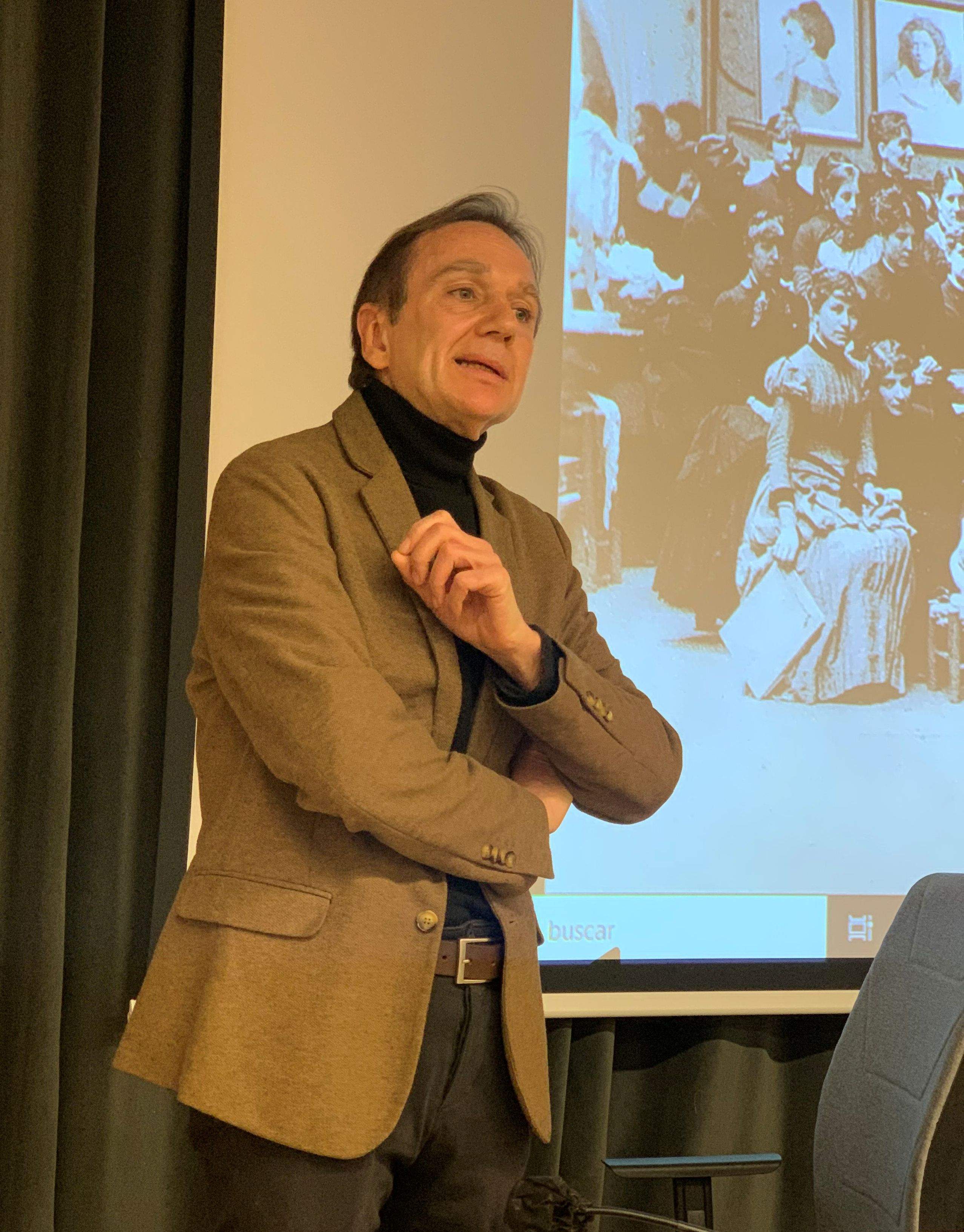 L'historiador d'art Francesc Martínez en una conferència de l'Aula d'Extensió Universitària per a la Gent Gran. FOTO: Cedida