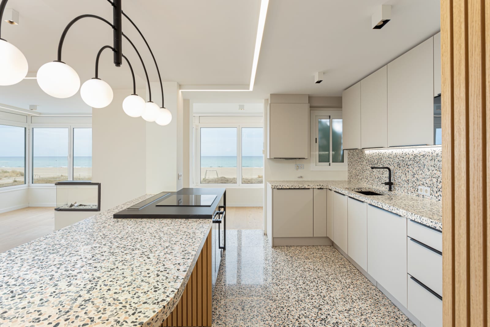  El terratzo destaca per la seva capacitat de combinar-se amb els mobles i altres elements de cuina FOTO: Cedida