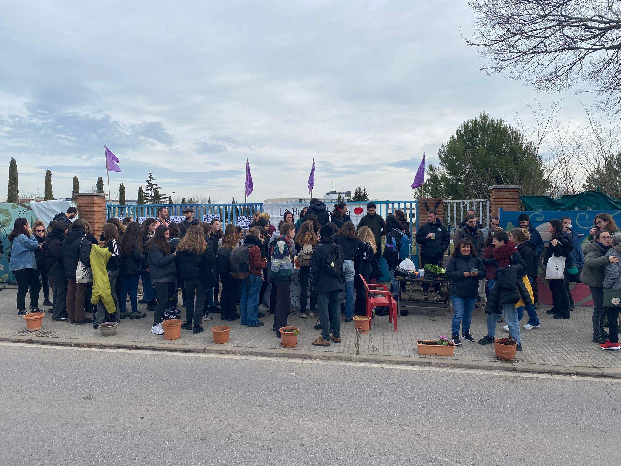 Desenes de persones aplegades davant l'Horta Alliberada per evitar-ne el desallotjament. FOTO: Jan Romaní