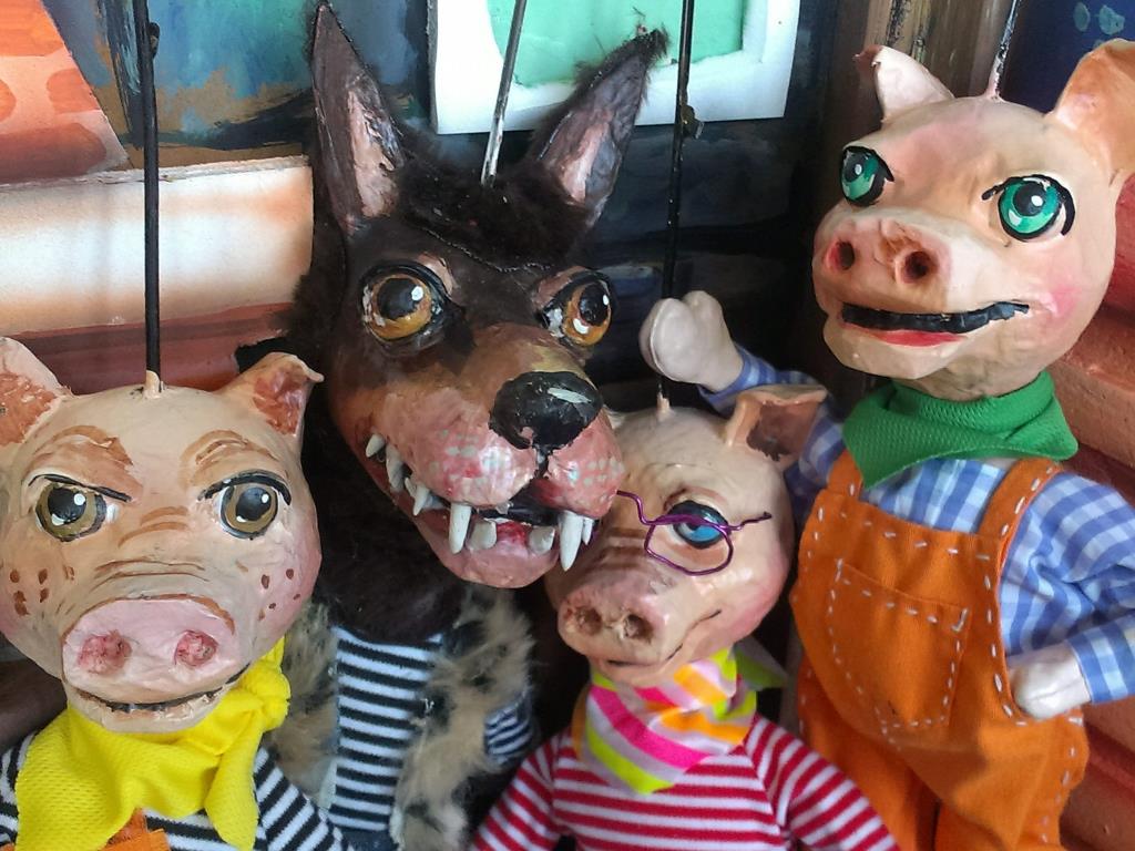 Els Tres Porquets de la Cia Veus Veus