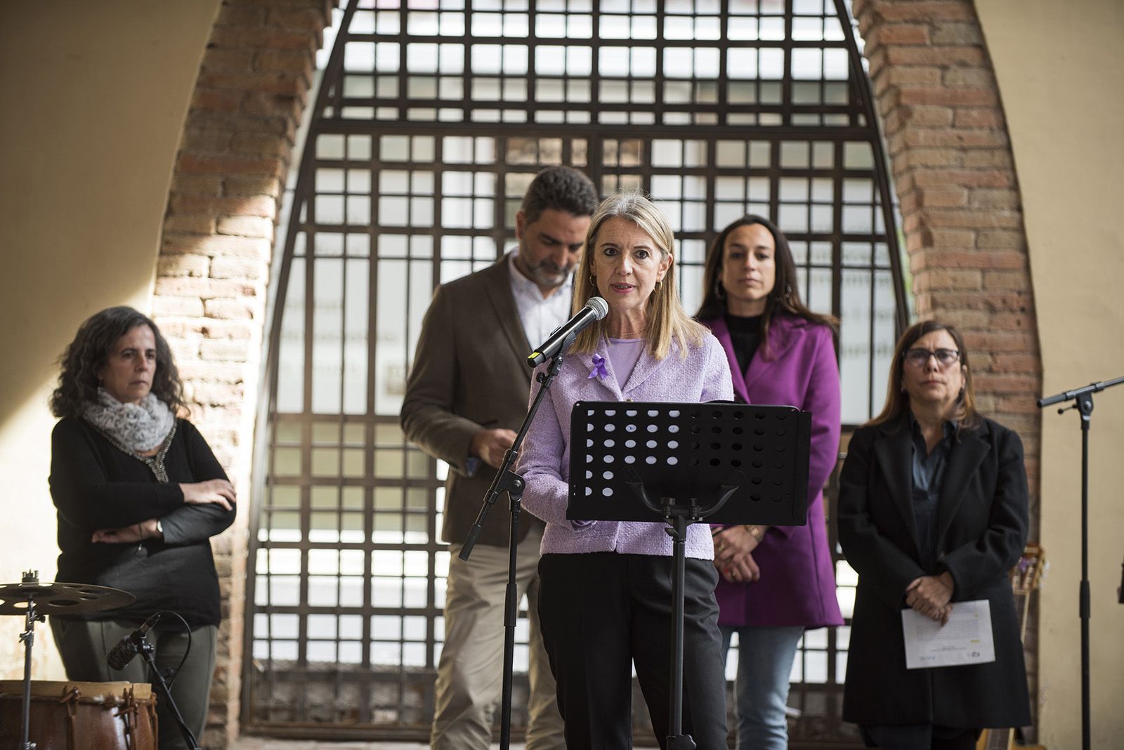 L'alcaldessa, Mireia Ingla (ERC), amb Lourdes Llorente (CUP), Aldo Ciprian (Cs), Elena Vila (PSC) i Cristina Paraira (Junts). FOTO: Bernat Millet.
