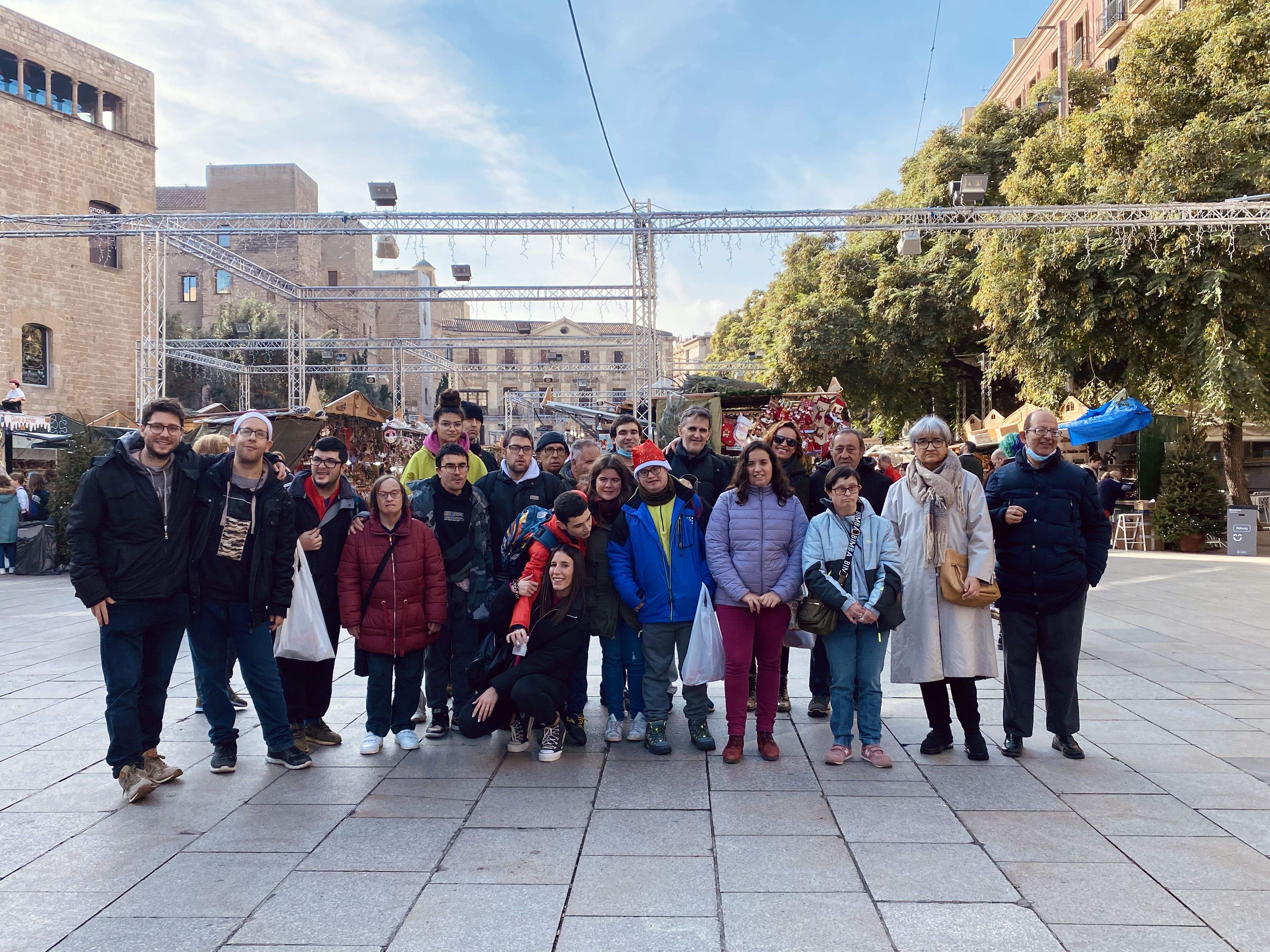 Grup de persones usuàries del centre ocupacional en una sortida a la Fira de Sant Llúcia. Foto: Taller Jeroni de Moragas