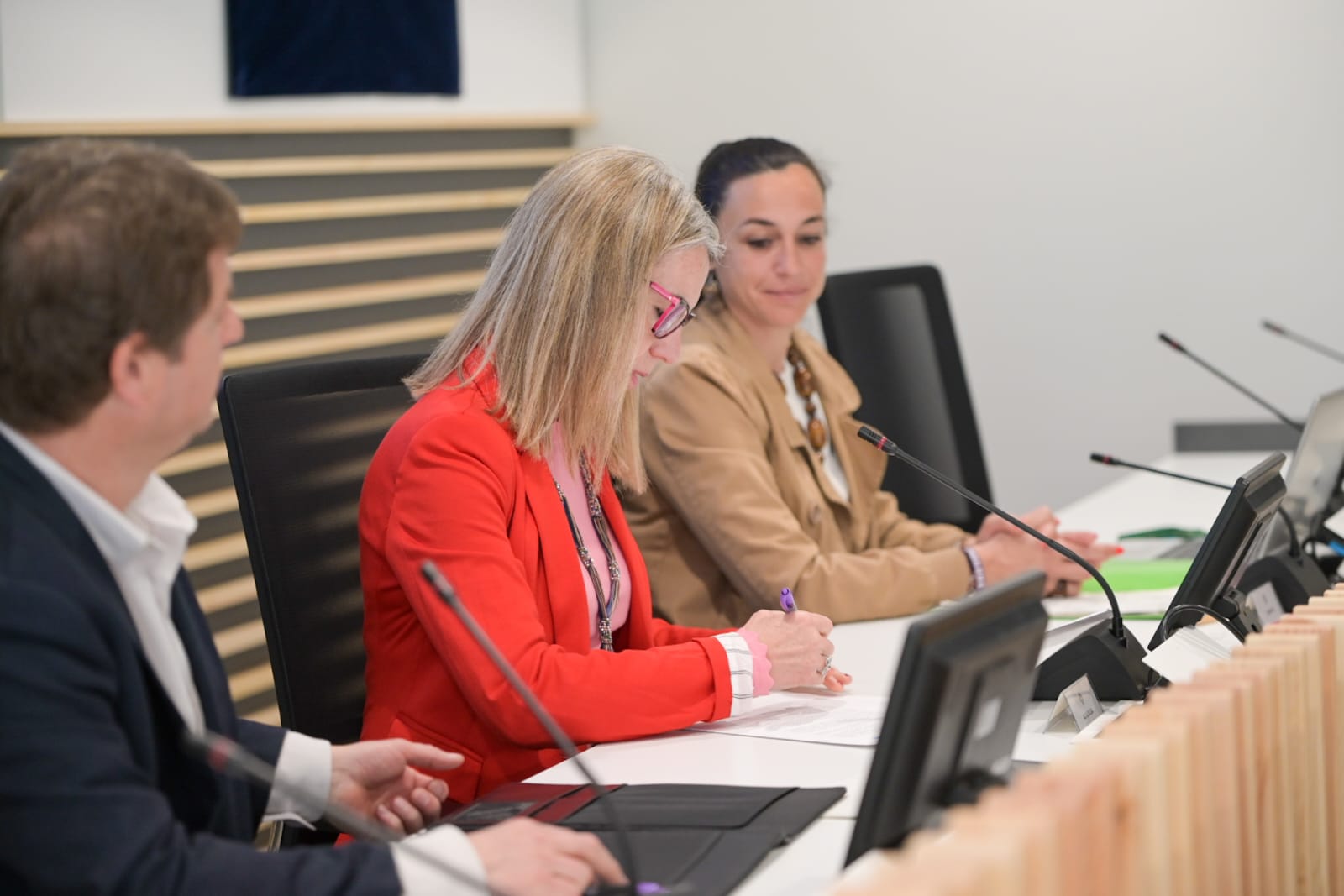 L'alcaldessa, Mireia Ingla, signa el manifest del Pacte per l'Ocupació Digna i de Qualitat de Sant Cugat. FOTO: Ajuntament