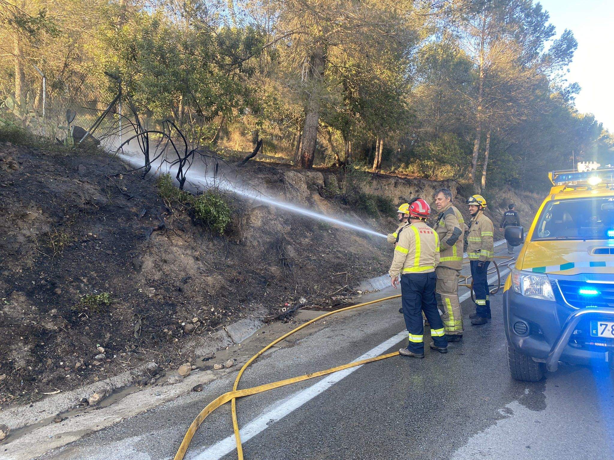 ADF Sant Cugat en l'extinció de l'incendi. FOTO: Twitter ADIF Sant Cugat
