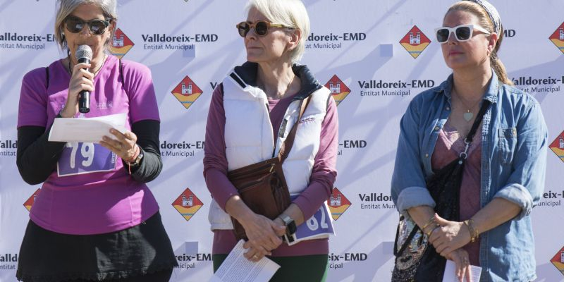 Les vocals de l'EMD de Valldoreix, Susana Herrada, Susanna Casta i Lluïsa Muñoz (d'esquerra a dreta), en la lectura del manifest de la 1a Caminada per la Igualtat. FOTO: Bernat Millet