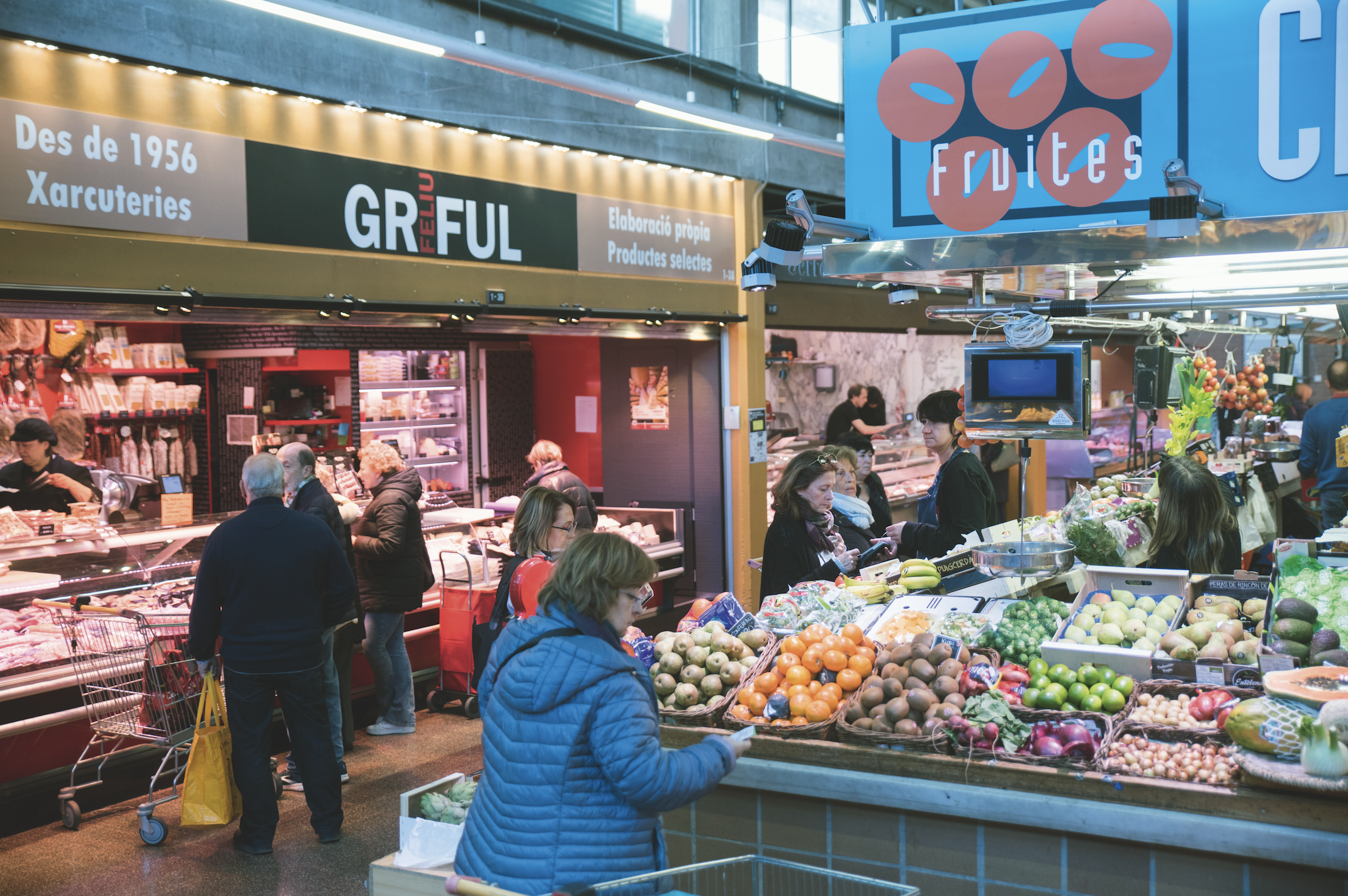 El Mercat Torreblanca disposa de 33 parades, tant interiors com exteriors, on ofereixen un producte de qualitat i un tracte proper FOTO: Bernat Millet