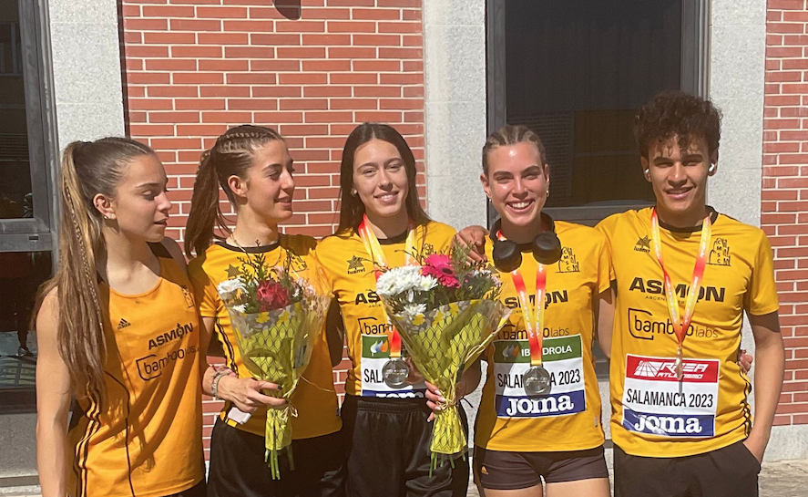Isaias Artigas, Paula Rodríguez i Elda Romeva (començant per la dreta) van ser els atletes del Club Muntanyenc Sant Cugat que van fer medalla en l'Estatal Indoor. FOTO: Cedida
